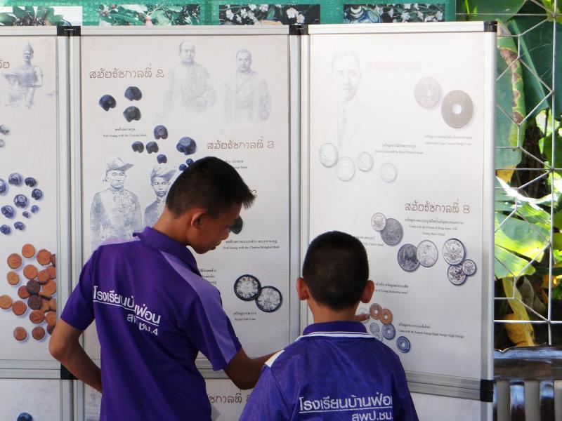 ศาลาธนารักษ์ 1 จังหวัดเชียงใหม่ เผยแพร่ความรู้ เกี่ยวกับวิวัฒนาการเงินตราไทยและเงินตราล้านนา ณ โรงเรียนบ้านฟ่อน