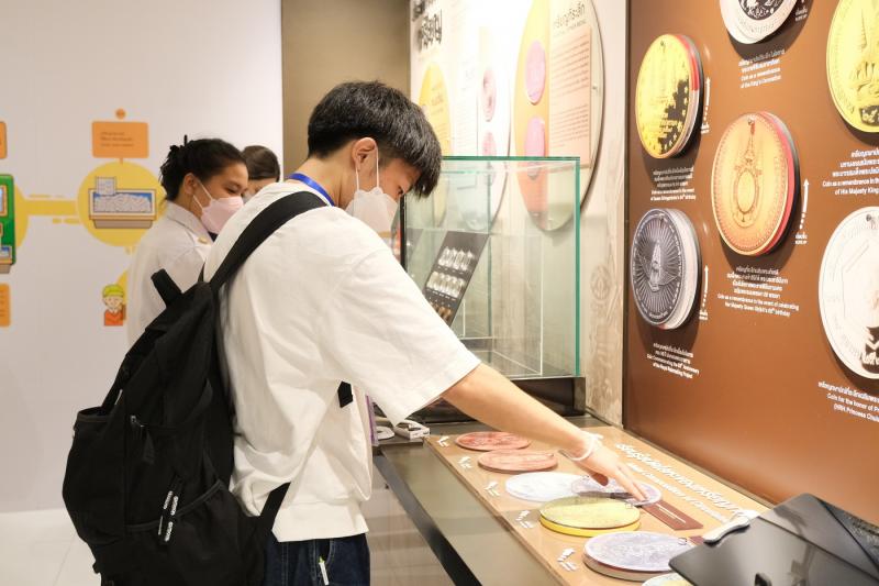 วันจันทร์ที่ ๘ สิงหาคม ๒๕๖๕ คณะอาจารย์และนักศึกษาญี่ปุ่น จากสถาบันภาษา มหาวิทยาลัยเชียงใหม่ เข้าเยี่ยมชมพิพิธภัณฑ์ธนารักษ์ จังหวัดเชียงใหม่