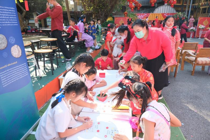 วันศุกร์ที่ 20 มกราคม 2566 พิพิธภัณฑ์ธนารักษ์ จังหวัดเชียงใหม่ เข้าร่วมจัดนิทรรศการนอกสถานที่ ในกิจกรรมเปิดโลกกว้างสู่แดนมังกร (ตรุษจีน) ประจำปีการศึกษา 2565 ณ โรงเรียนอนุบาลเชียงใหม่