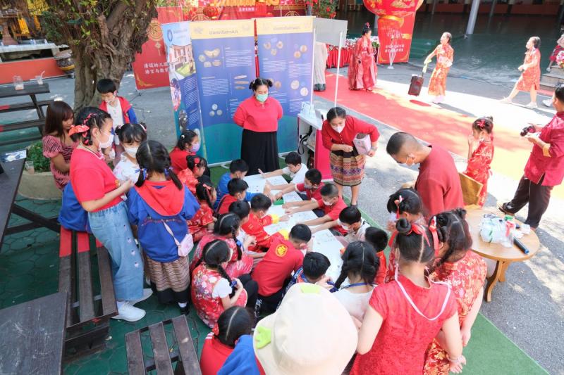 วันศุกร์ที่ 20 มกราคม 2566 พิพิธภัณฑ์ธนารักษ์ จังหวัดเชียงใหม่ เข้าร่วมจัดนิทรรศการนอกสถานที่ ในกิจกรรมเปิดโลกกว้างสู่แดนมังกร (ตรุษจีน) ประจำปีการศึกษา 2565 ณ โรงเรียนอนุบาลเชียงใหม่