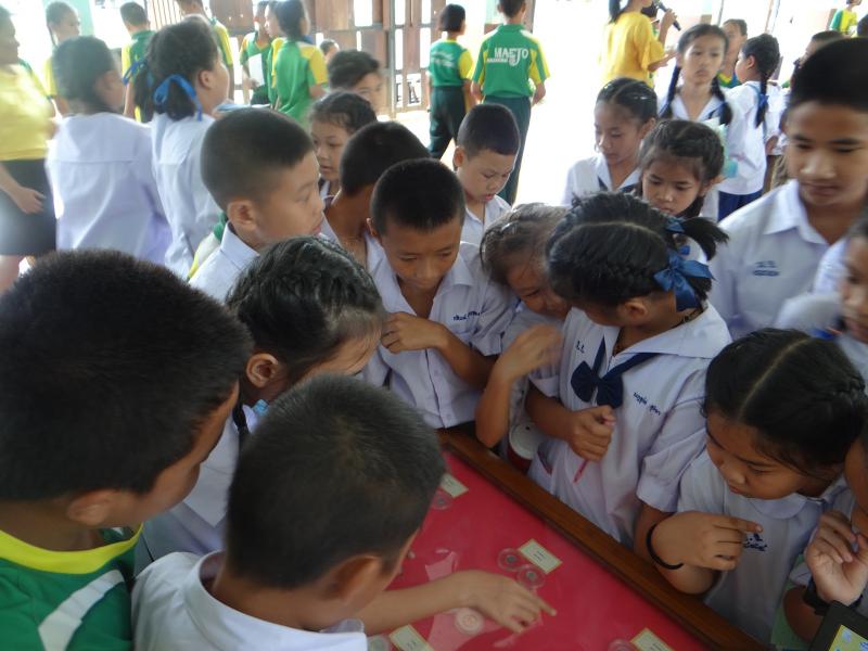 ศาลาธนารักษ์ 1 จังหวัดเชียงใหม่ เผยแพร่ความรู้เกี่ยวกับวิวัฒนาการเงินตราไทย ณ โรงเรียนบ้านแม่โจ้